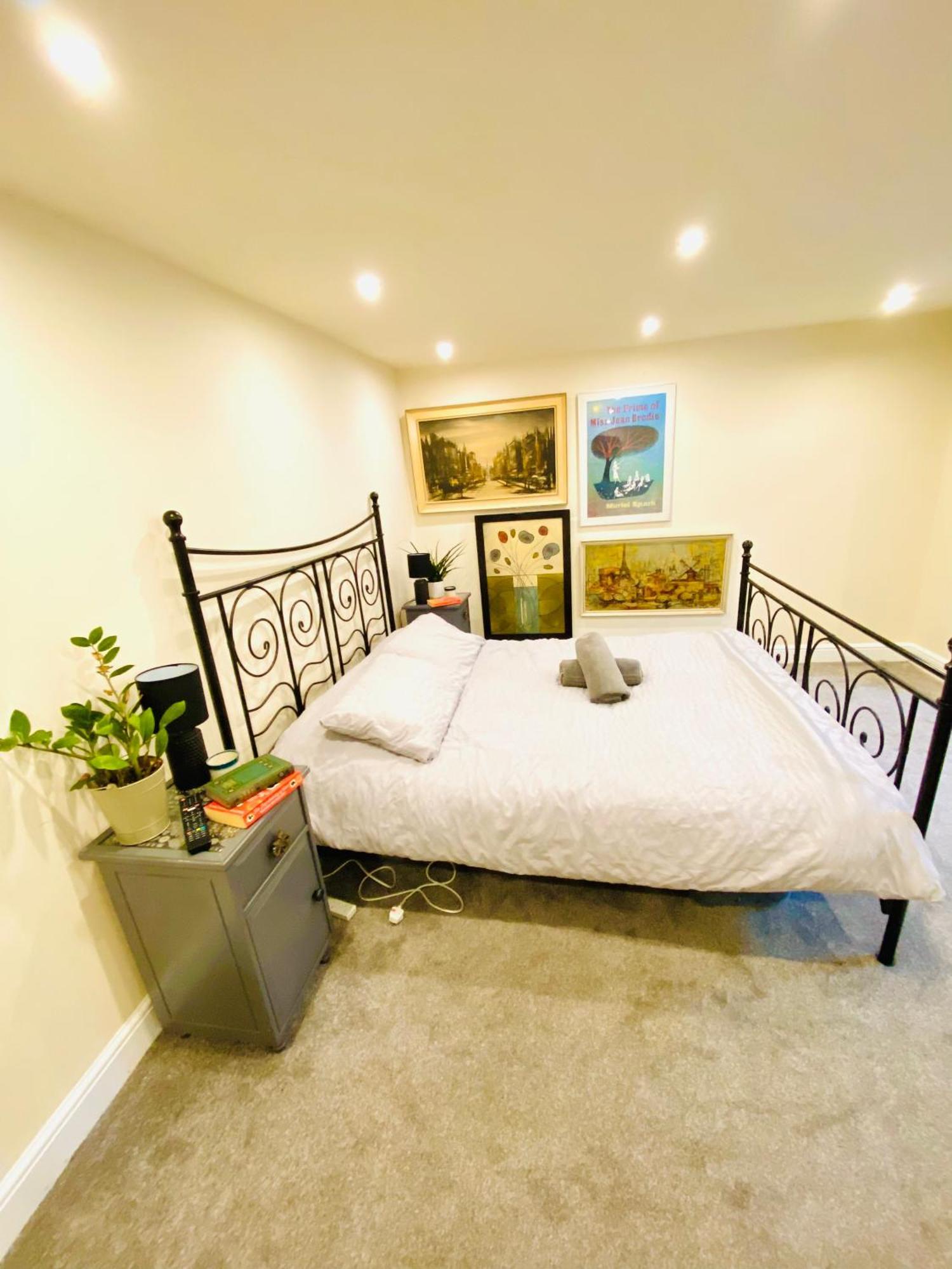 Vere House, 1, Spacious & Great Location * Scarborough
